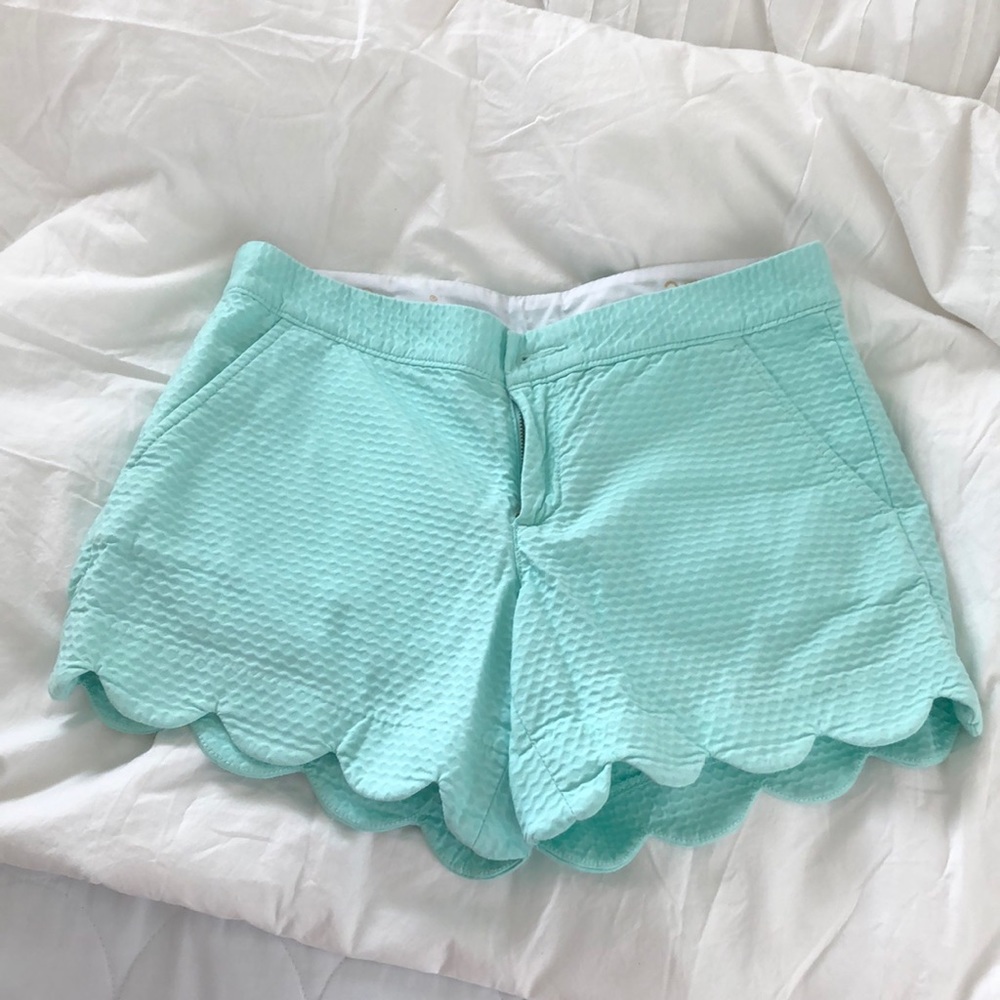 Lilly Pulitzer 2” buttercup shorts